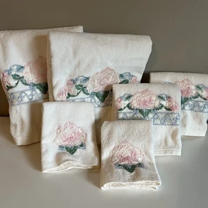 Vintage Handtuch Set mit Blumenstickerei x 2 rosa Pfingstrose Landhaus launisch Shabby Chic - Bild 1 von 16