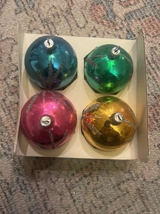 Caja De Colección De 4 Adornos De Navidad Brutos Brillantes 2.5" Con Caja - Imagen 1 de 7