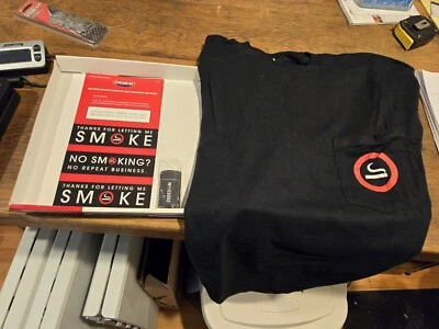 Paquete promocional de puntos Doral Smoke Rings camiseta, encendedor y tarjetas de opinión Foto 1 de 4