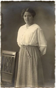 Portrait studio jeune femme debout - photo ancienne an. 1910 - Imagen 1 de 1