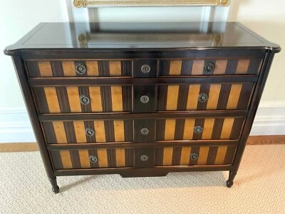 Cómoda con cuatro cajones estilo Regencia vintage Foto 1 de 4