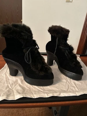 Vintage ladies heeled snow boots velvet and rubber with fur trim - Image 1 of 4