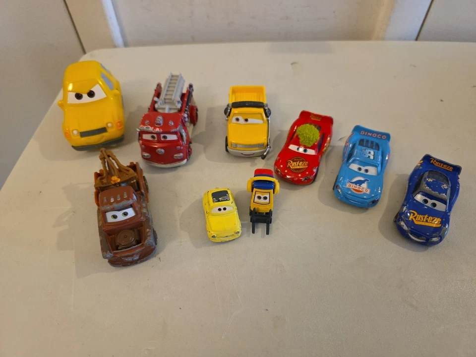 Lote de 9 coches Mattel Disney Pixar iluminación McQueen camión de bomberos algunos juguetes diecast  Foto 1 de 4