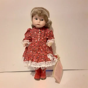 Muñeca Colección Tesorería Paradise Galleries 8" Bota de Vestir Roja Pelo Marrón - Imagen 1 de 6