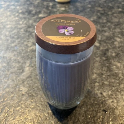 Yankee Candle Pure Radiance Crackling Violet 22 OZ Nuevo Foto 1 de 3