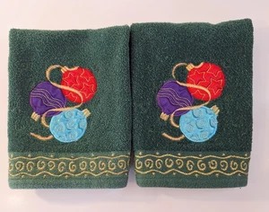 Vintage 2 Piece Christmas Towel Set Green Embroidered Ornaments Unbranded - Picture 1 of 6