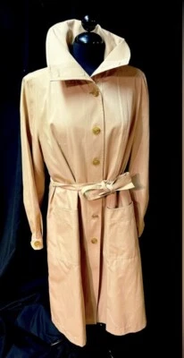 Gabardina vintage para mujer con cinturón 18 Reg Misty Harbor bronceada años 70’s Far East Gab Foto 1 de 4
