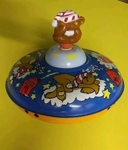 Vintage Ohio Art Giocattolo in Metallo Spinning Top Sleepy Teddy Top - Foto 1 di 9