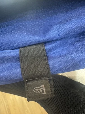 Mochila New Era Nylon Negra Mochila Cerrada XL Marca Cummins/Isuzu Foto 1 de 4