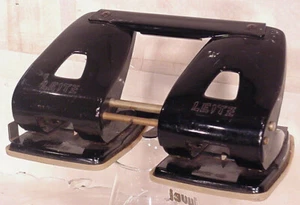LEITZ 138 VINTAGE SCHWARZ METALL GROSS DEUTSCHLAND SCHWERER PERFORATOR 4-LOCH STANZER EMAILLE - Bild 1 von 12