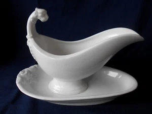 SAUCIERE 19ème EN PORCLAINE DE PARIS BLANCHE ANSE TETE DE LION Lg 25CM Ht 17CM - Picture 1 of 7