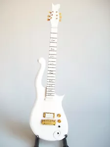 Guitare miniature de Prince – Cloud guitare - Afbeelding 1 van 2