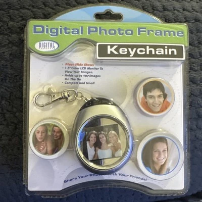 Digital Photo Frame Keychain SAKAR Holds Up To 107 Images 2009 Sealed New - Image 1 of 4