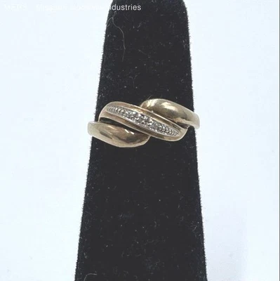 Anillo bypass de diamantes de oro multitono de 10K talla 6 - 2,10 gramos Foto 1 de 4