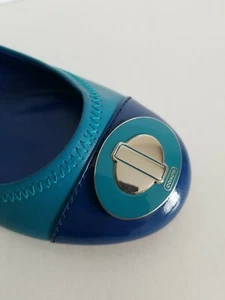 ZAPATOS PLANOS COACH SHANON TURQUESA COBALTO PUNTERA LOGO HEBILLA US 6 7 I LOVE - Imagen 1 de 6