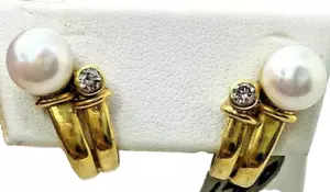 Pendientes Huggie de oro amarillo macizo de 18k con perlas de Akoya y diamantes cierre mariposa - Imagen 1 de 8