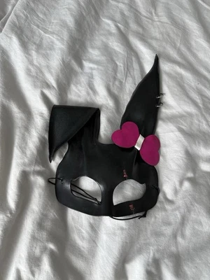 Máscara de conejito de cuero negro/blanco juguetón disfraz de Halloween Foto 1 de 4