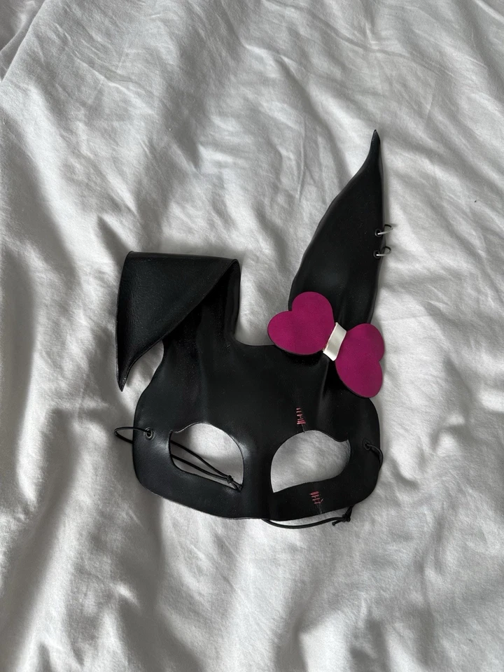 Máscara de conejito de cuero negro/blanco juguetón disfraz de Halloween Foto 1 de 4