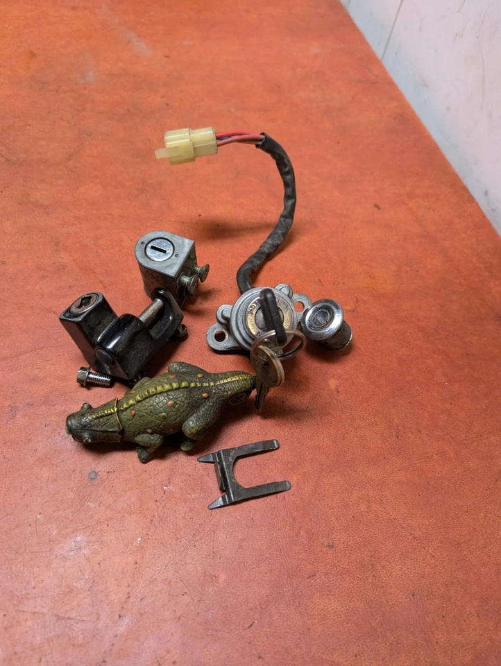 1996 Honda Shadow 1100 VT1100C conjunto de trava interruptor de ignição capacete e chave - Imagem 1 de 4