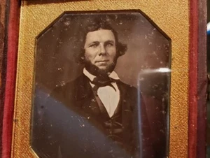 sechste Platte Daguerreotypie eines angenehmen Mannes mit tollen Eigenschaften im ratten Etui - Bild 1 von 3