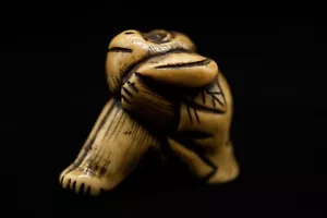 Stag Antler NETSUKE a Monkey has a peach Edo Meiji Antique - Picture 1 of 14