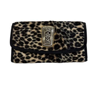 Cartera sin asas de piel sintética con estampado de leopardo con adorno adornado en tono plateado Foto 1 de 4