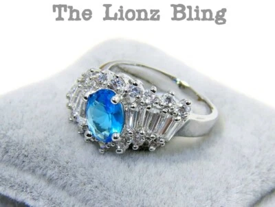 Anillo de cóctel brillante banda de oro blanco con zafiro azul claro y detalles de circonita talla 7 Foto 1 de 4