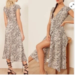 Reformation Small Carina Wrap Midi Dress in Rattlesnake Print - Bild 1 von 6