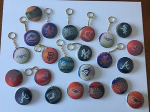 YANKEES~A'S~INDIANS~PHILI~MARLINS~BASEBALL~ SET 22 PEZZI PORTACHIAVI E SPILLE~ NUOVO - Foto 1 di 2