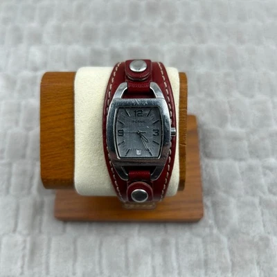 Hermoso reloj Fossil para mujer caja tono plata con correa de cuero rojo y esfera Foto 1 de 4