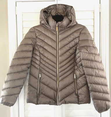 NOVO COM ETIQUETAS MICHAEL KORS Feminino Tamanho S CASACO ACOLCHOADO Preto Taupe Embalável - Imagem 1 de 4