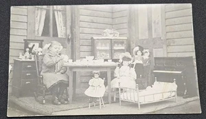 c1915 RPPC Ragazza Tea Time Con Bambola Collezione Foto Reale Cartolina - Foto 1 di 6