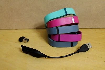 Fitbit, cable de carga y múltiples bandas. Fitbit no carga. ¡Envío gratis! Foto 1 de 3