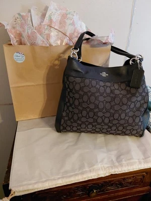 Bolso de Hombro Coach Signature Lexy y Etiqueta Llave Jacquard Negro Humo Usado en Excelente Condición Foto 1 de 4