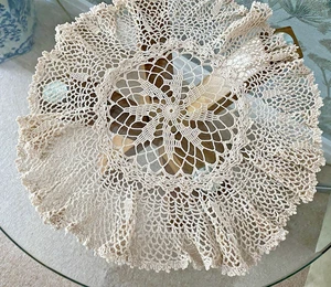 TAPETE DE MESA/TAPETE GRANDE VINTAGE BEIGE ALGODÓN TEJIDO A MANO CROCHET ENCAJE ~ 15" VOLANTE - Imagen 1 de 2