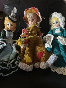 Vintage handgefertigtes gehäkeltes Kleid verschiedene/weiße Puppe, 14" Bettsitter 3 Puppen - Bild 1 von 12
