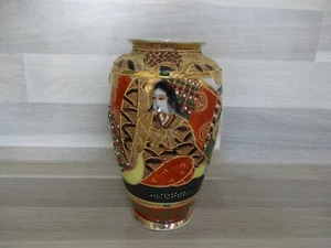 Kleine Vase (12,5 cm), Japan, Satsuma, Nippon Tokusei vergoldet mit 6 Figuren - Picture 1 of 9