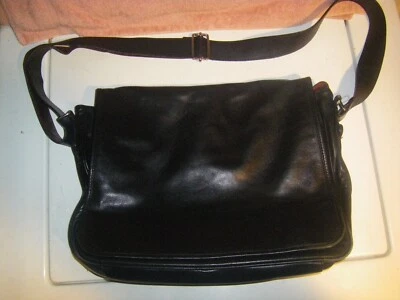 Bolsa carteiro Cole Haan pasta de couro preta - Imagem 1 de 4