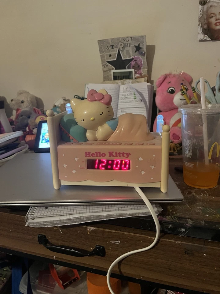 Hello Kitty cama de dormir despertador rádio AMFM luz noturna KT2052 testado funcionando - Imagem 1 de 1