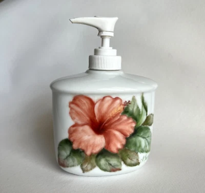 Dispensador bomba loción jabón cerámica floral blanco firmado M. Kelley Foto 1 de 4