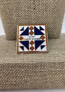 Illini Country Stitchers Gold Tone Glossy Enameled Pin quilt pattern square - Picture 1 of 5