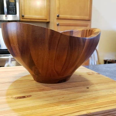 Ensaladera de madera Nambe 13" Gourmet Harmony madera de acacia esculpida Foto 1 de 4