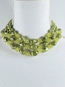 Collana triplo filo crema pistacchio perle finte accenti tono oro - Foto 1 di 7