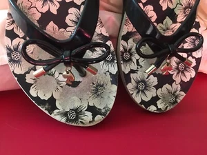 KATE SPADE SILVER CHARM BOW FLIP FLOP SANDAL 9M MANDY THIN WEDGE BLACK WHITE - Picture 1 of 14
