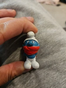 The Smurfs Snow Scarf Smurf Winter Garment Rare Vintage Display Toy Figurine - Picture 1 of 4