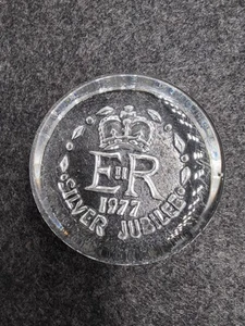 Fermacarte in vetro E R Silver Jubilee 1977 - Foto 1 di 7