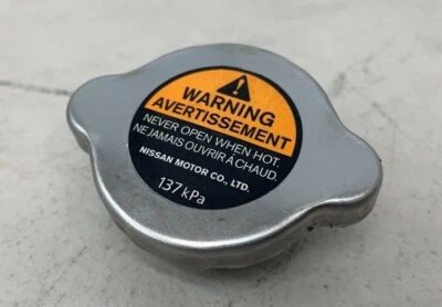 Tapa radiador Nissan 370Z 2009-2019 OEM 214307999C usada Foto 1 de 4