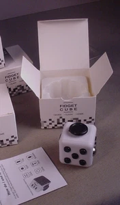 Cubo calmante 1 figura juguete NUEVO SIN USAR, EN CAJA estrés ansiedad TDAH autismo juguete de alivio Nuevo de Lote Antiguo - Imagen 1 de 5