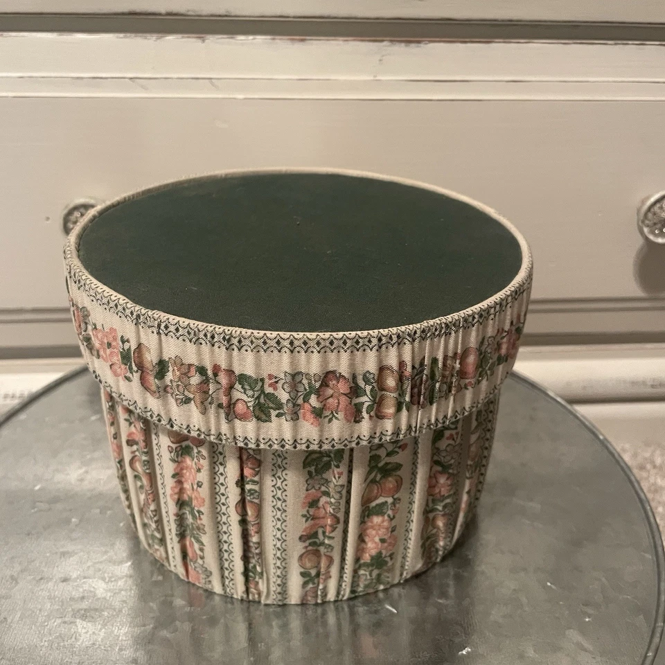 Small floral bandbox, covered in rose fabric, French Style - Image 1 of 4