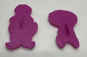 Cortadores de galletas Barney the Dinosaur & Baby Bop 1993 de colección de Wilton - Imagen 1 de 7